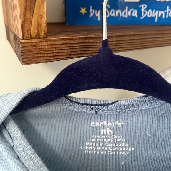 2 newborn Carters gowns - Picture 2 of 3